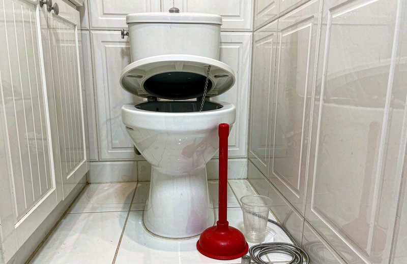 马桶堵塞怎么处理？先别急着猛冲水